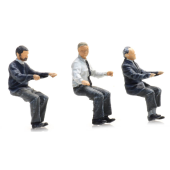 Motoristas de ônibus ao volante.