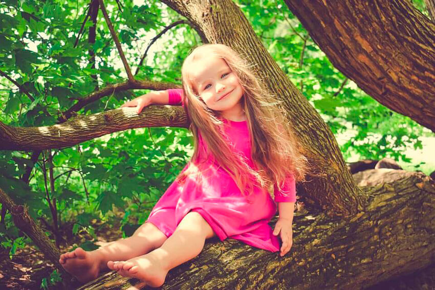 Niña jugando en la naturaleza
